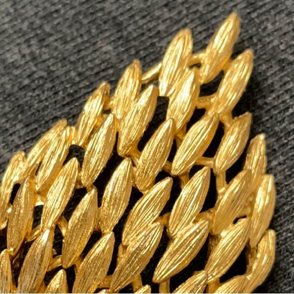 Vintage Napier Raised  Layered Metal Gold Tone Textured Leaf Brooch Pin - Picture 4 of 7